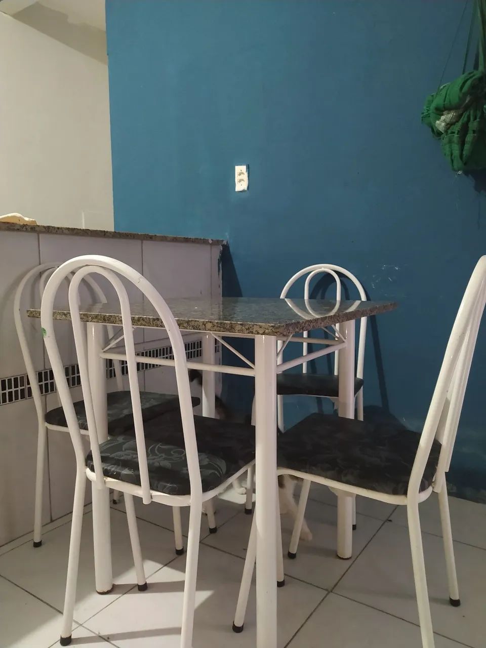 Mesa de mármore + 4 cadeiras 