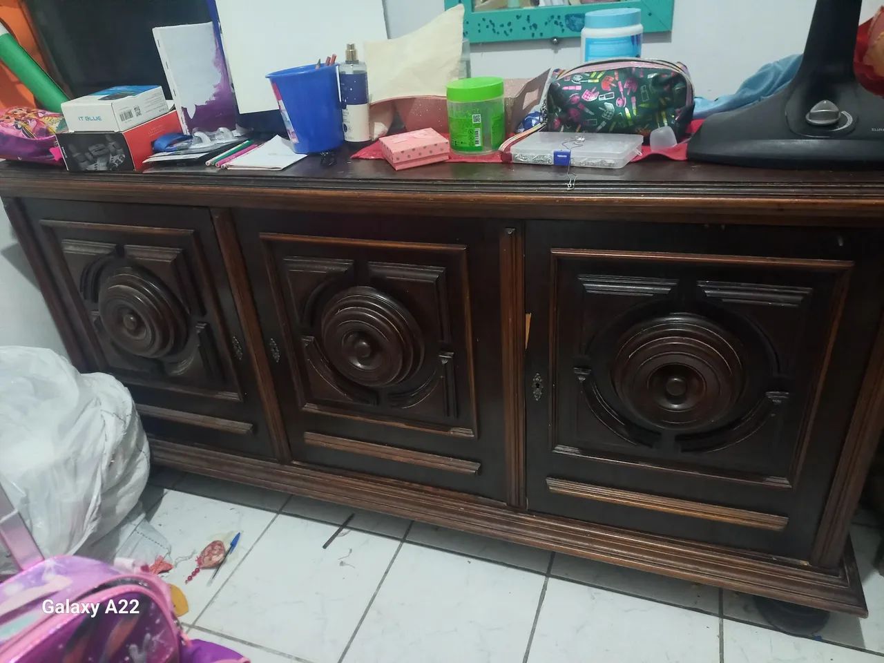 Buffet Antigo de Madeira Maciça Estilo Colonial - Muito Resistente"