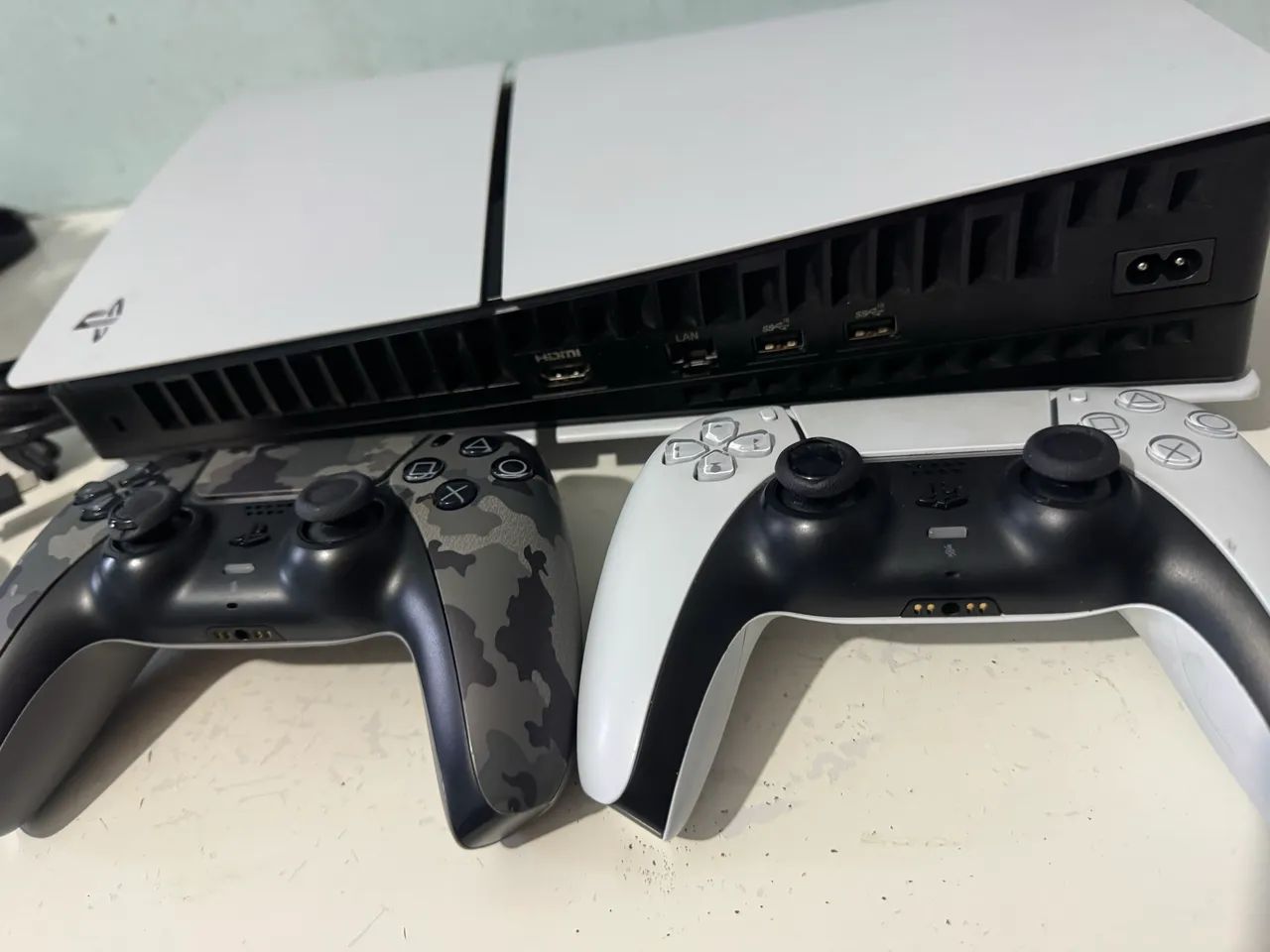 PlayStation 5 1tb com leitor de disco + 2 controles  - Foto 3