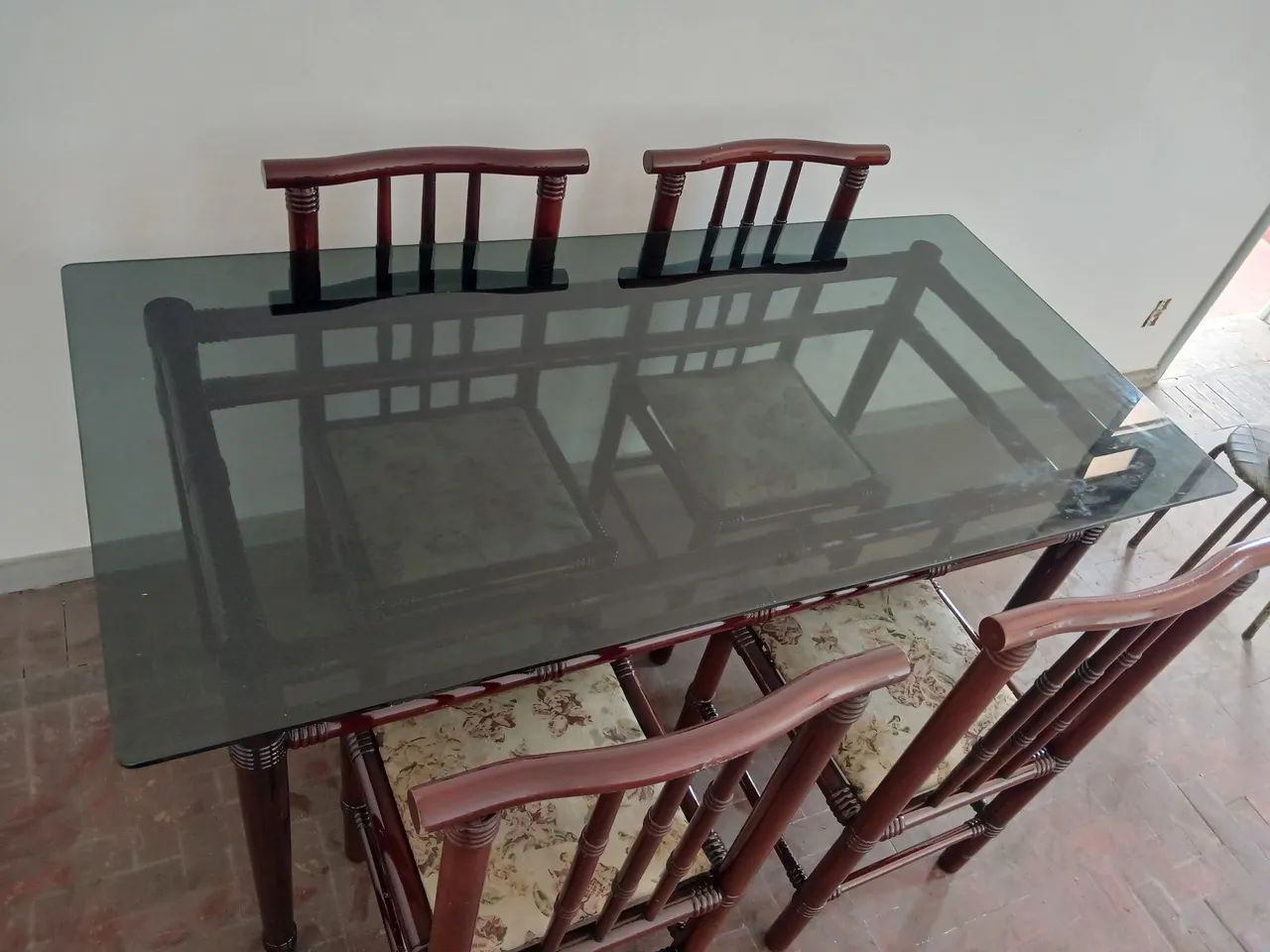 Vende-se uma mesa de jantar com 4 cadeiras em madeira 