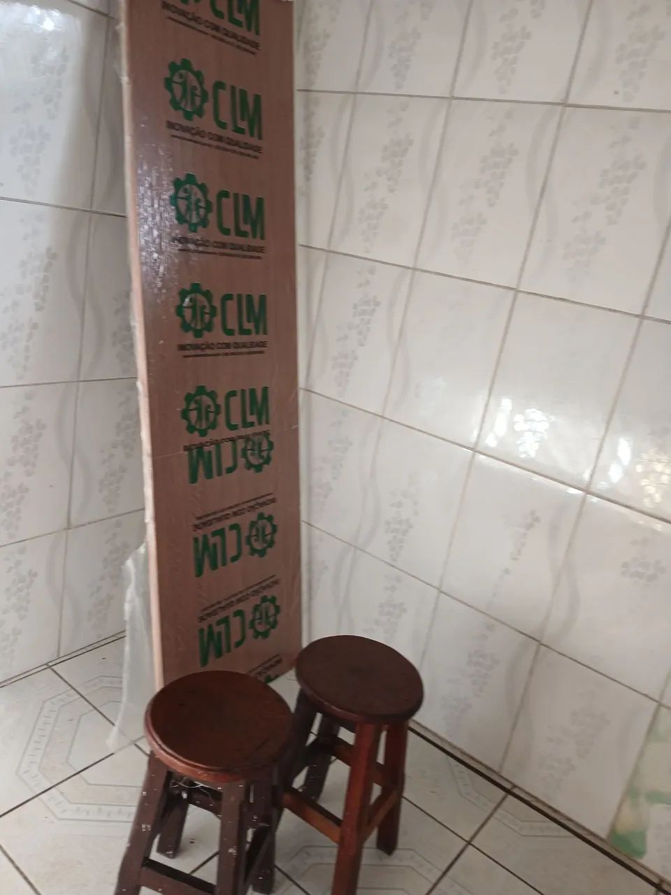 Vendo uma porta e 2 bancos de madeira  - Foto 3