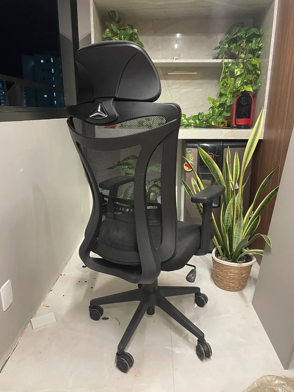 Cadeira ergonômica preta com regulagens adversas - Foto 2