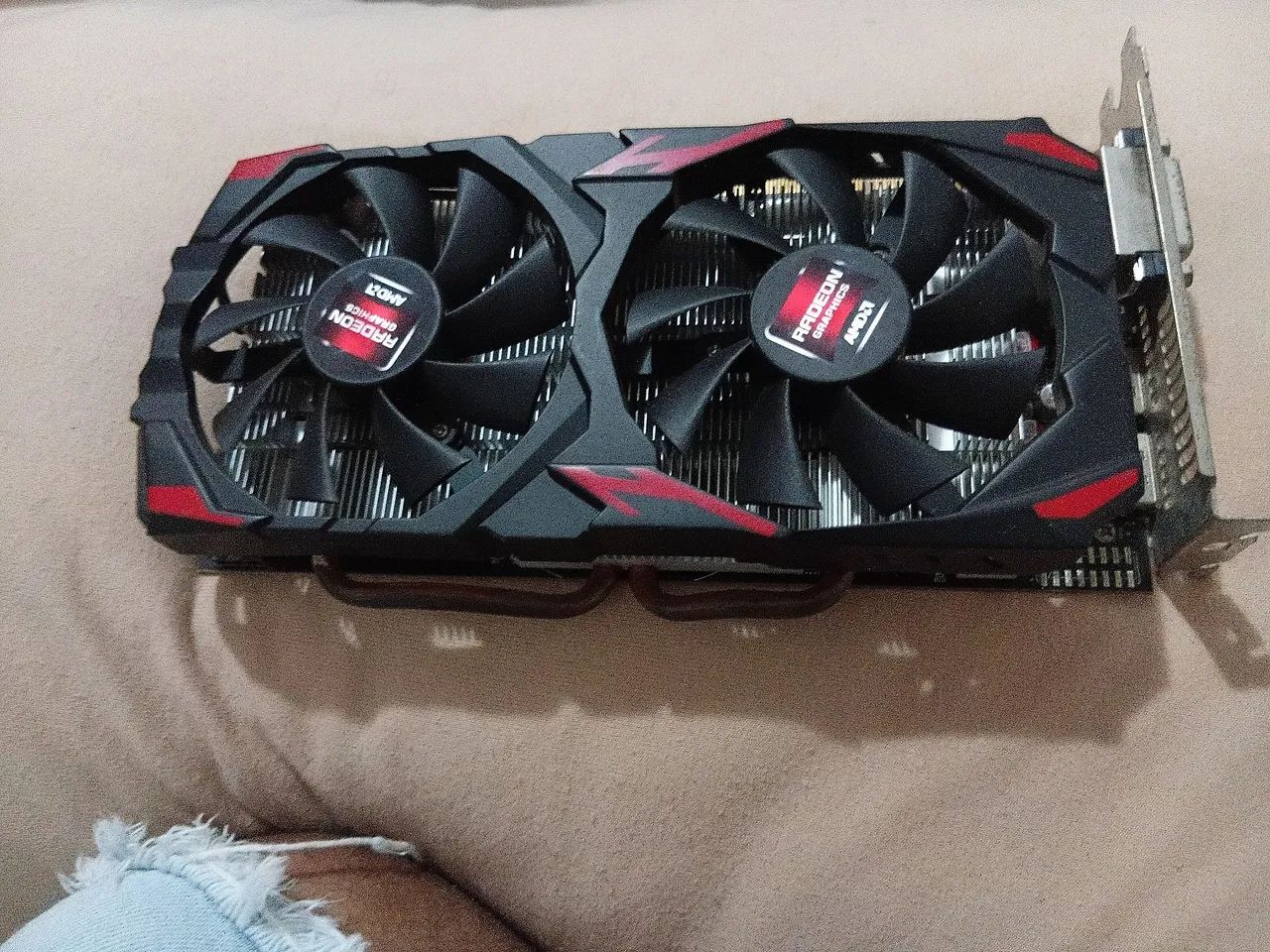Placa de vídeo RX 580 COM DEFEITO !!!