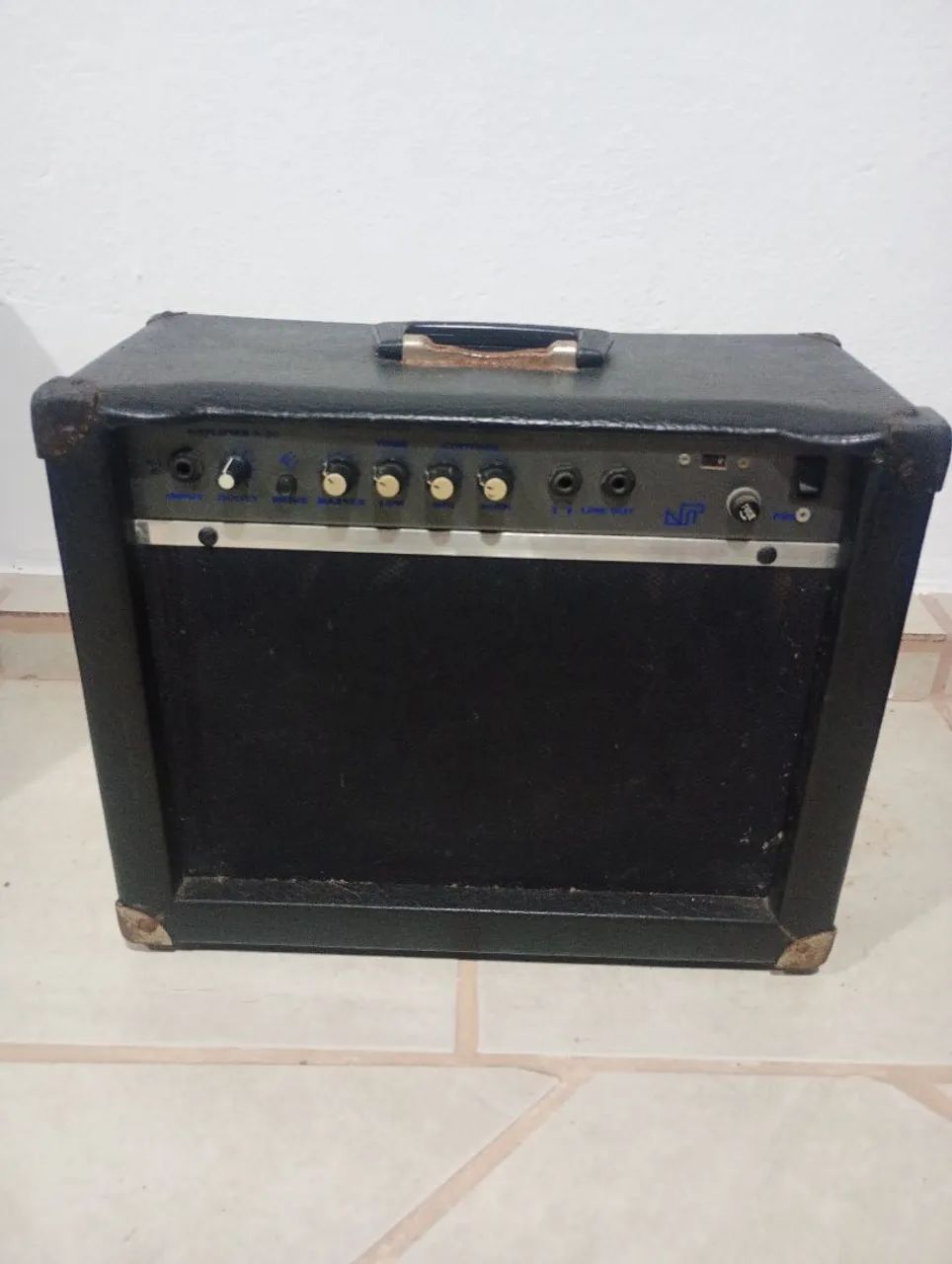 Caixa para guitarra com distorção 