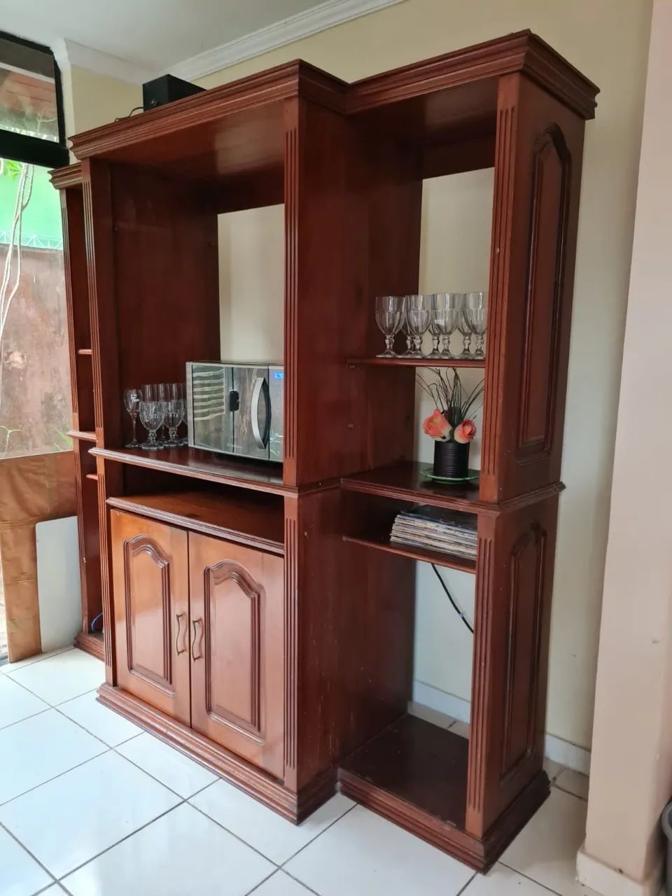 Móvel de madeira de lei