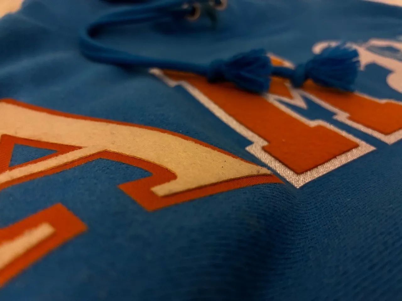 moletom Champion com capuz hoodie com logo  estilo varsity - Foto 5