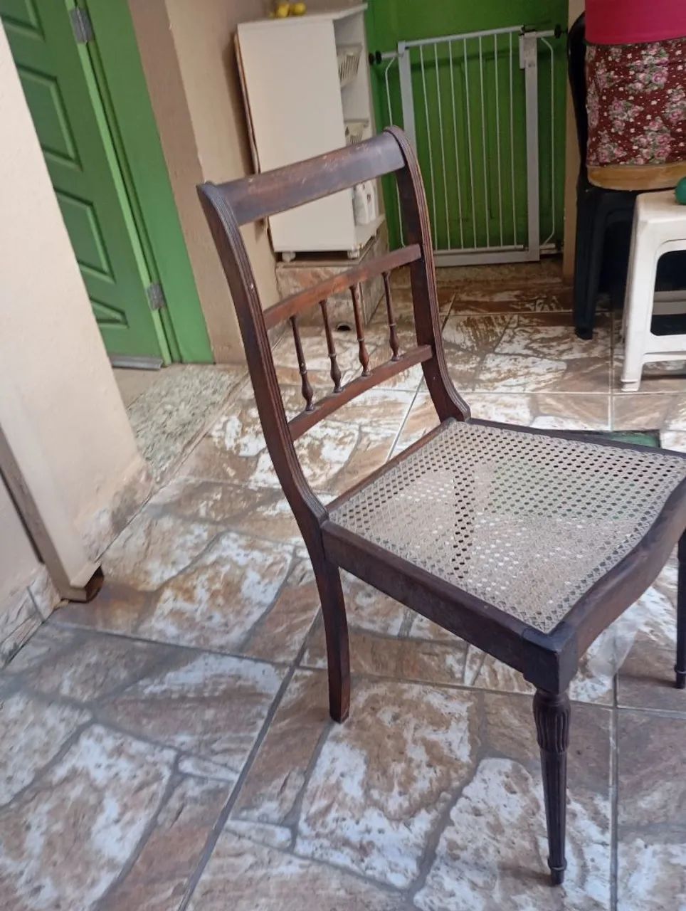 Vendo cadeiras antigas coloniais  - Foto 2