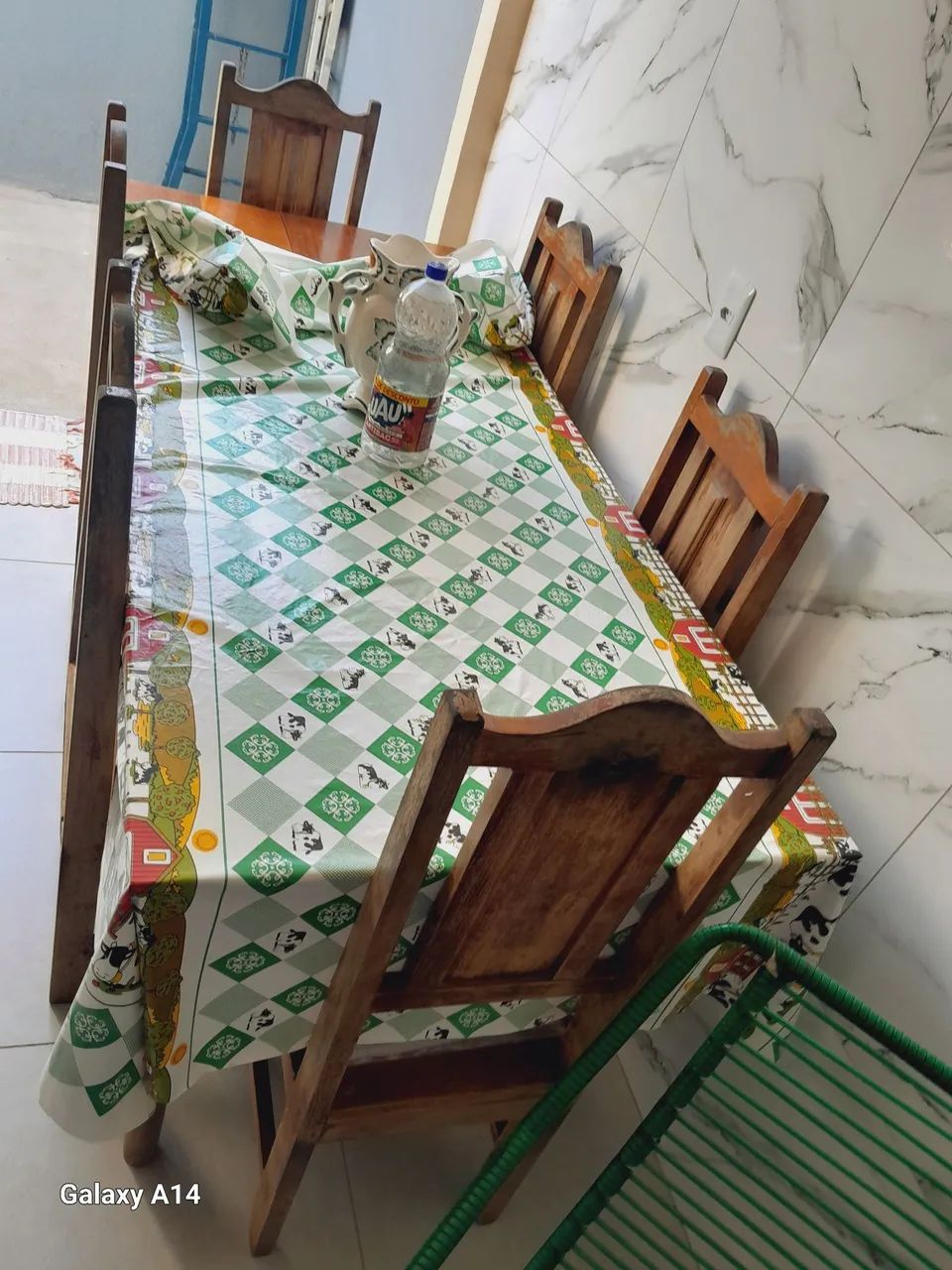 Mesa de madeira com 6 cadeiras 