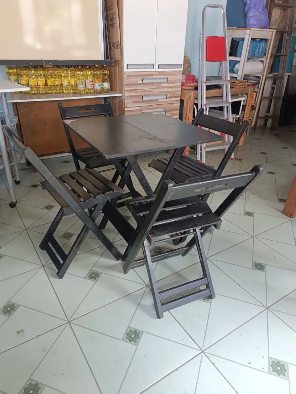 Mesa dobrável  com 4 cadeiras