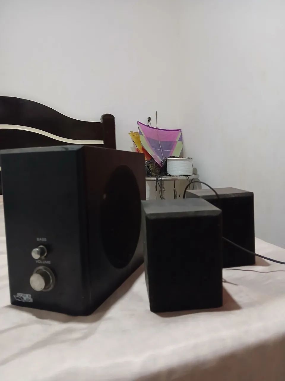 Monitor e caixinha de som