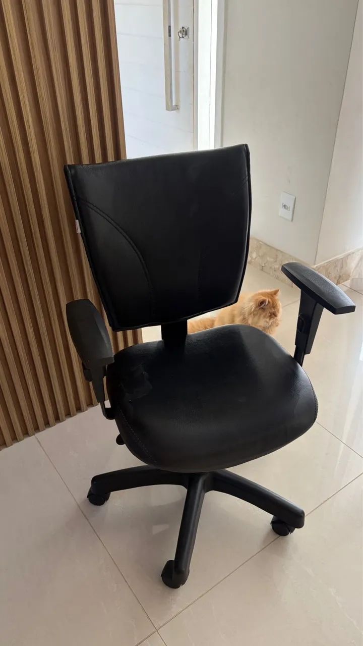 cadeira giratória executiva Martiflex B-One preta com braços reguláveis