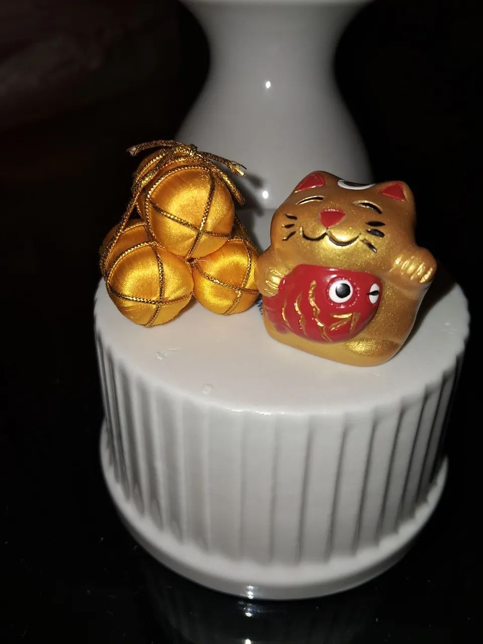 Boneco da sorte japonês em gesso e rolo em papel 