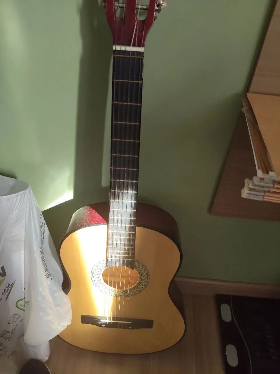Violão em bom estado