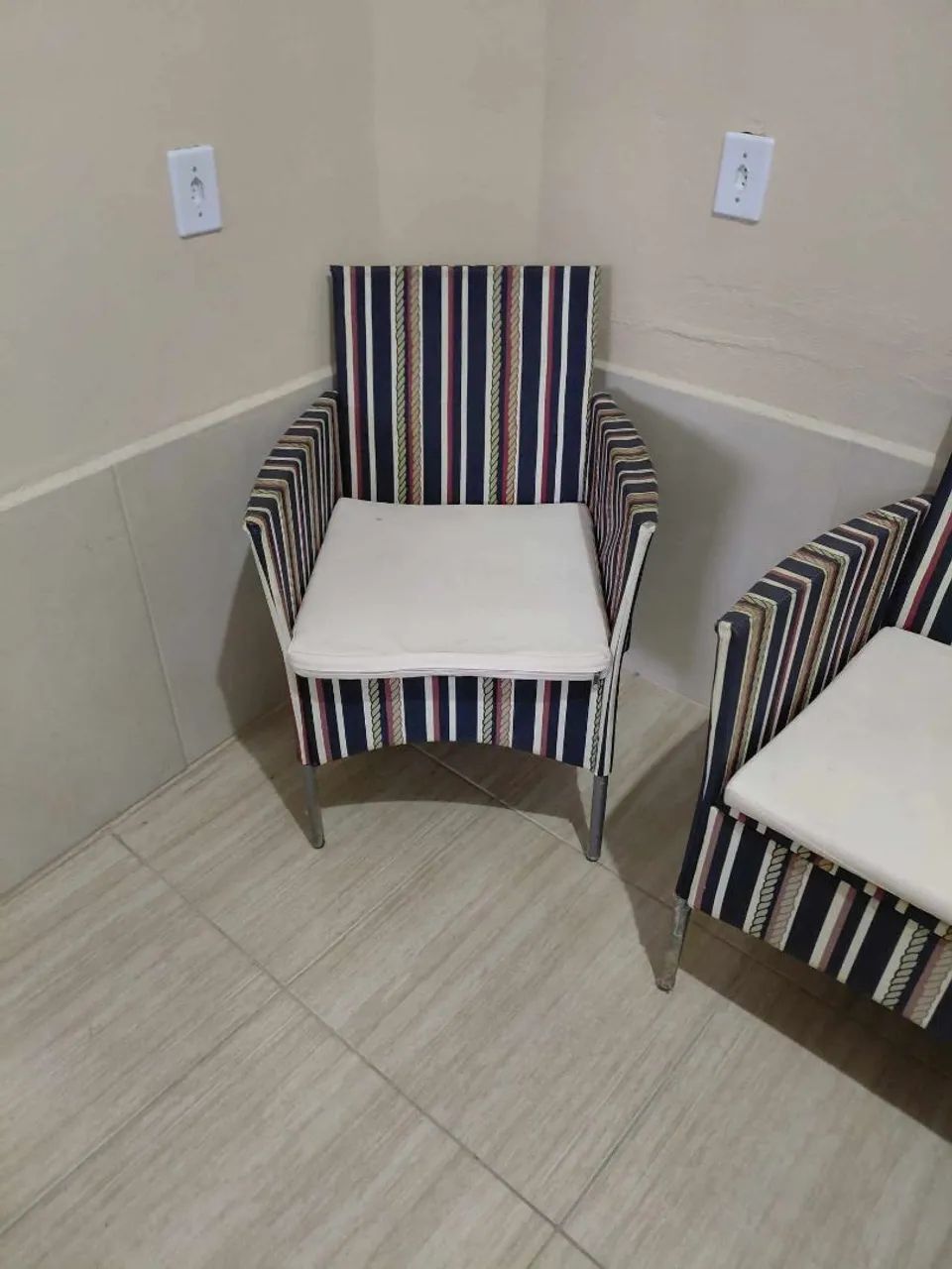 Vendo jogo de poltronas com mesa de centro com vidro  - Foto 5