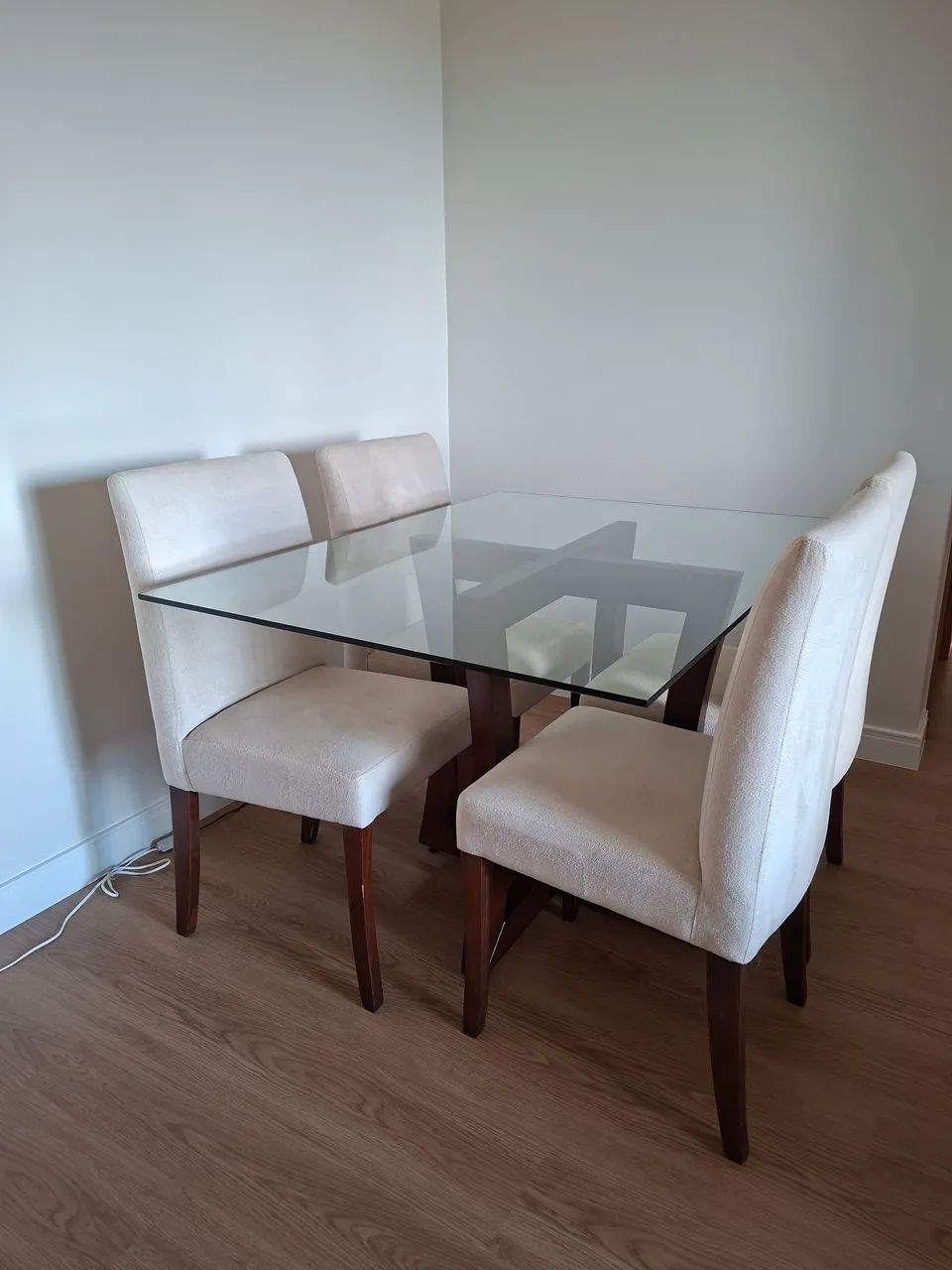 Conjunto de mesa e cadeiras.