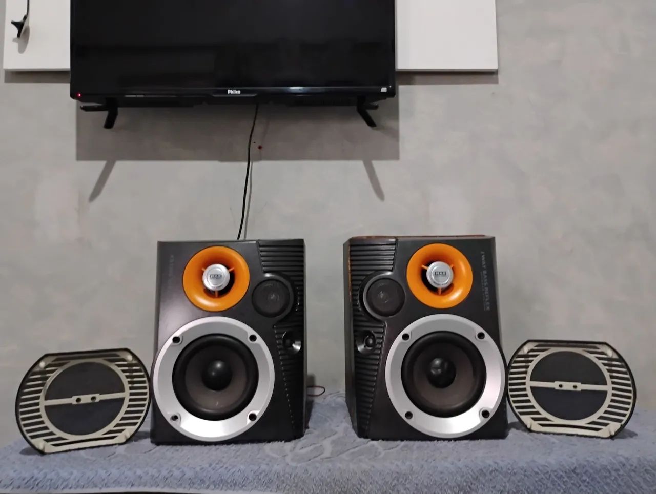 Duas Caixas de som Philips 3way Max Bass