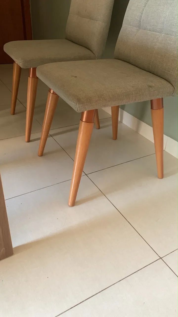 VENDO MESA COM 4 CADEIRAS - Foto 4
