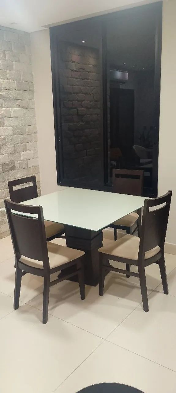 Mesa com 4 cadeiras 