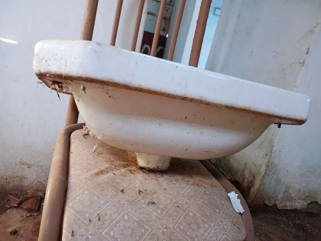 Antique kitchen sink486375956016670725