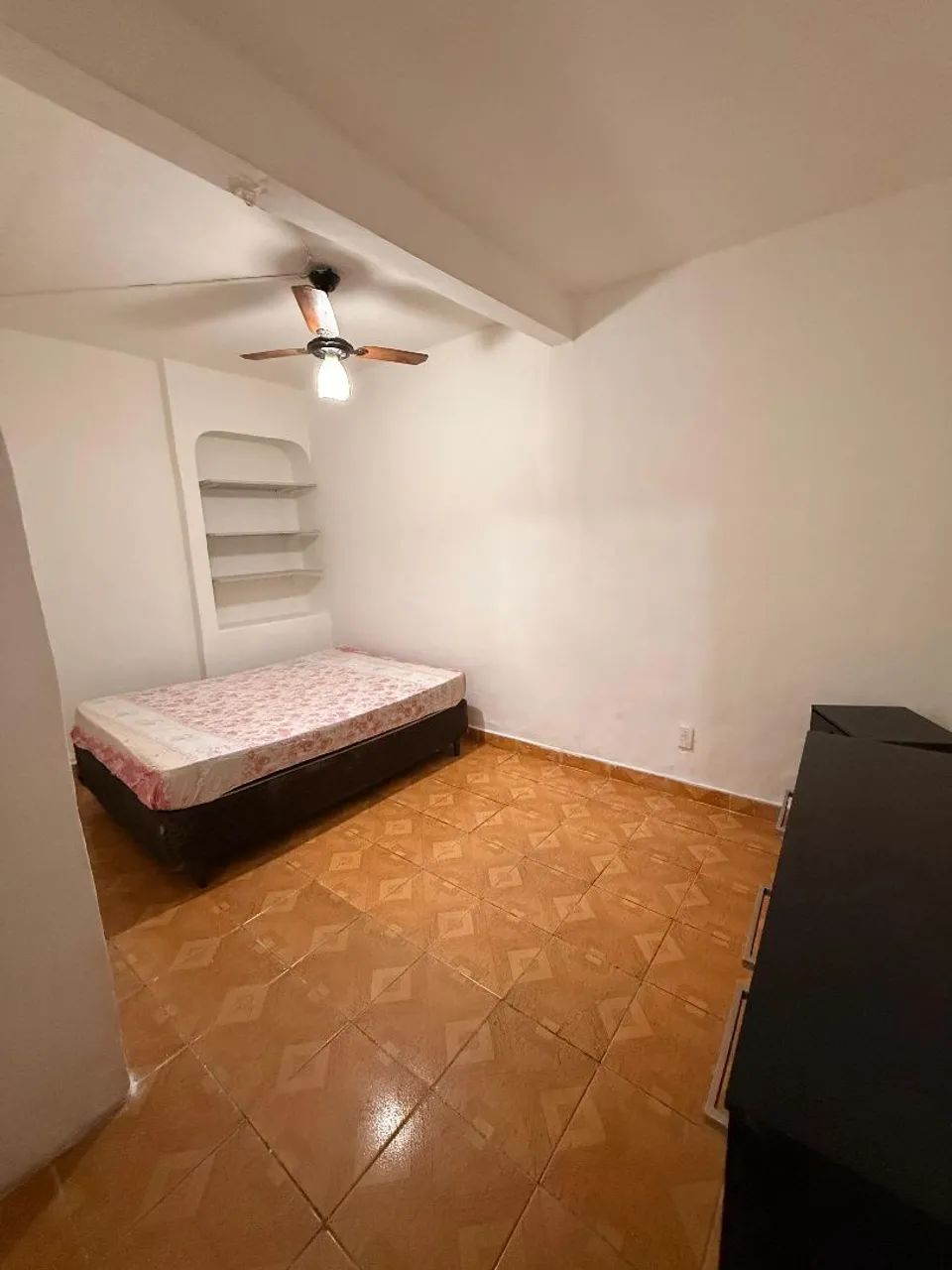 Aluga-se - Casa estilo estúdio, um quarto, cozinha e sala de jantar, banheiro e peq. Área. - Foto 8