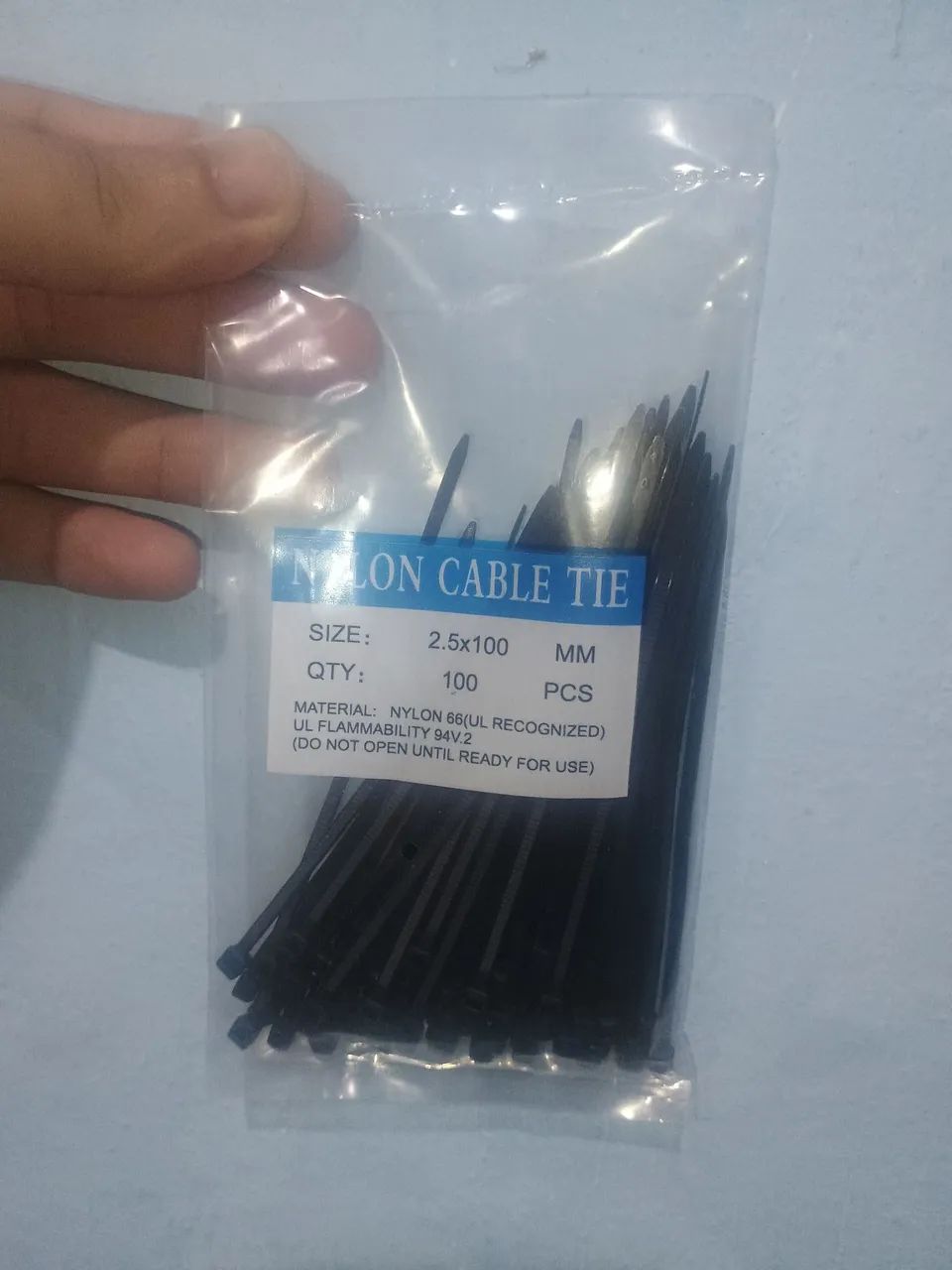 ? PACOTE COM 100 PRESILHAS DE NYLON 2,5x100mm - R$ 10,00