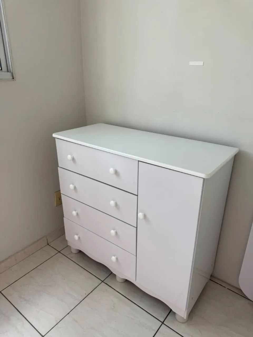 Cômoda com 4 gavetas