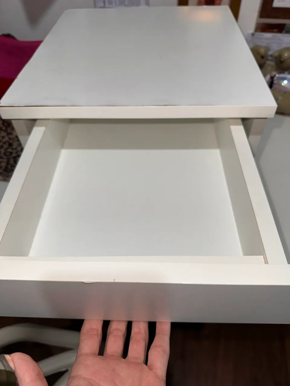 Mesa de cabeceira suspensa 