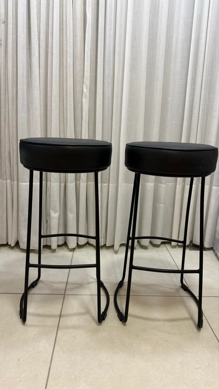 Par de banquetas altas pretas estofadas