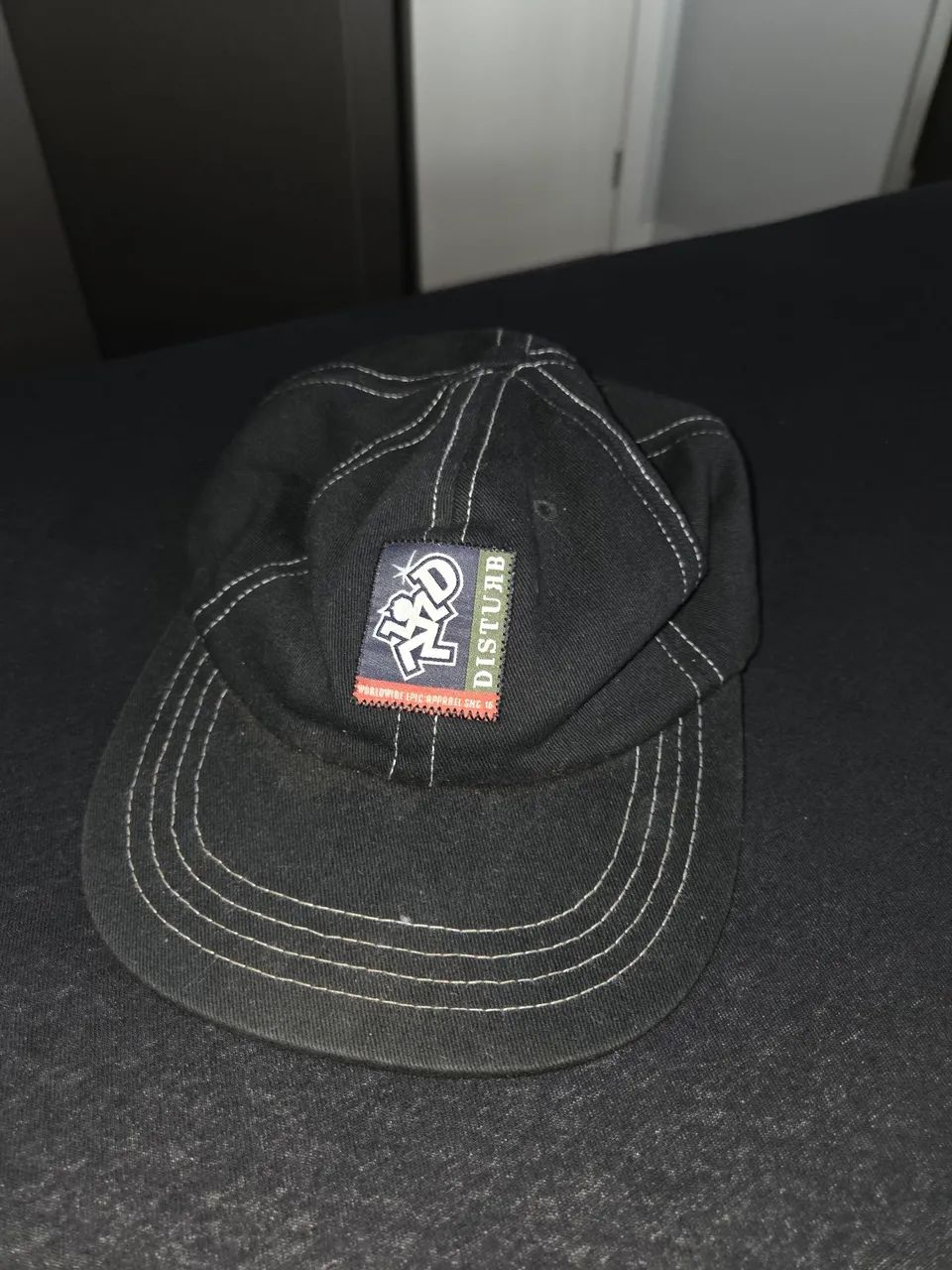 Boné Disturb Fine Line 6-Panel in Black