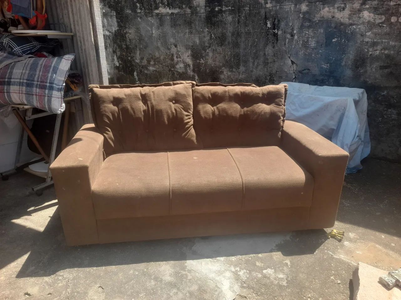 Sofá três lugares 