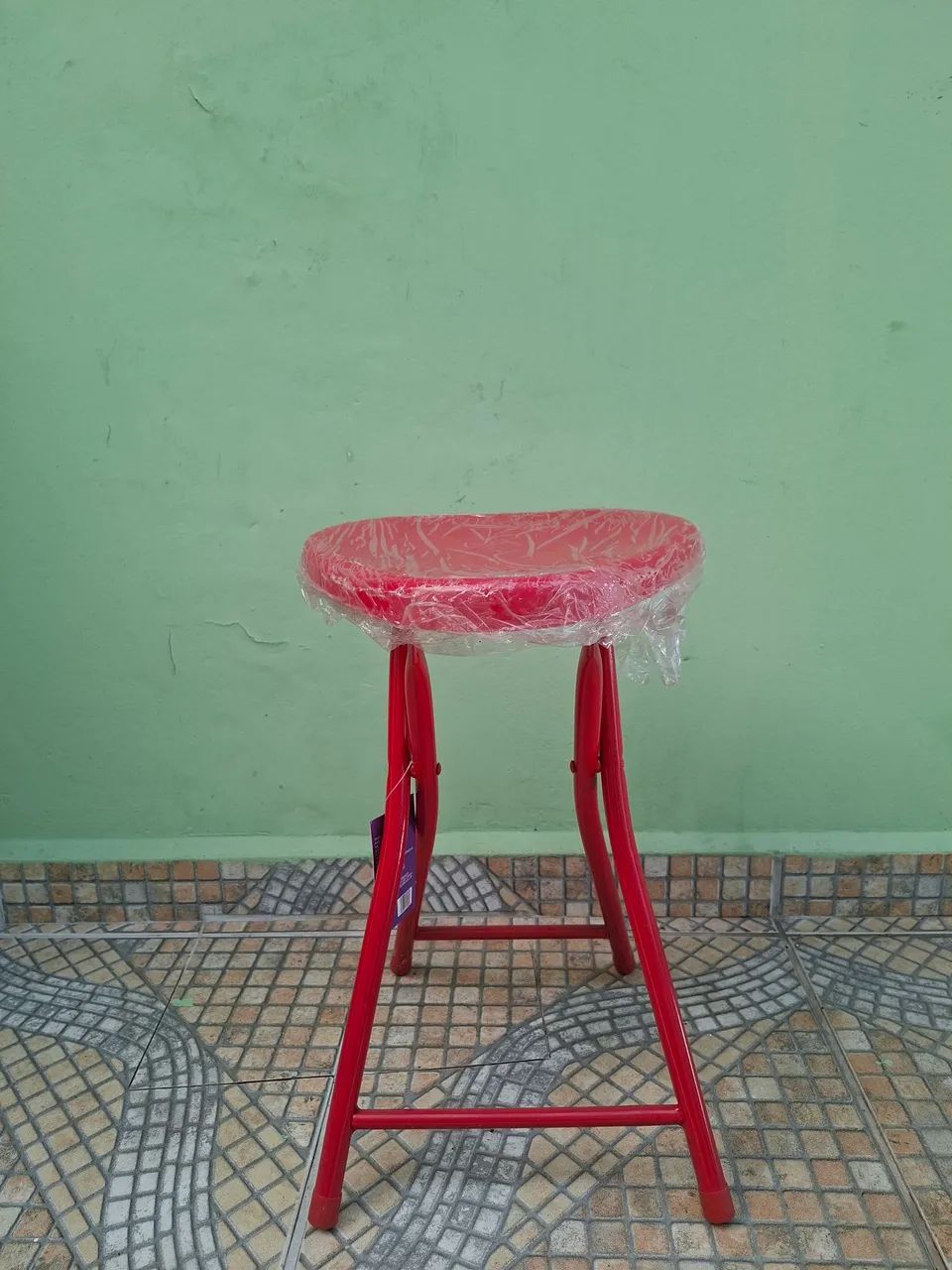 Banquinho  de plástico e aço dobravel - Foto 2
