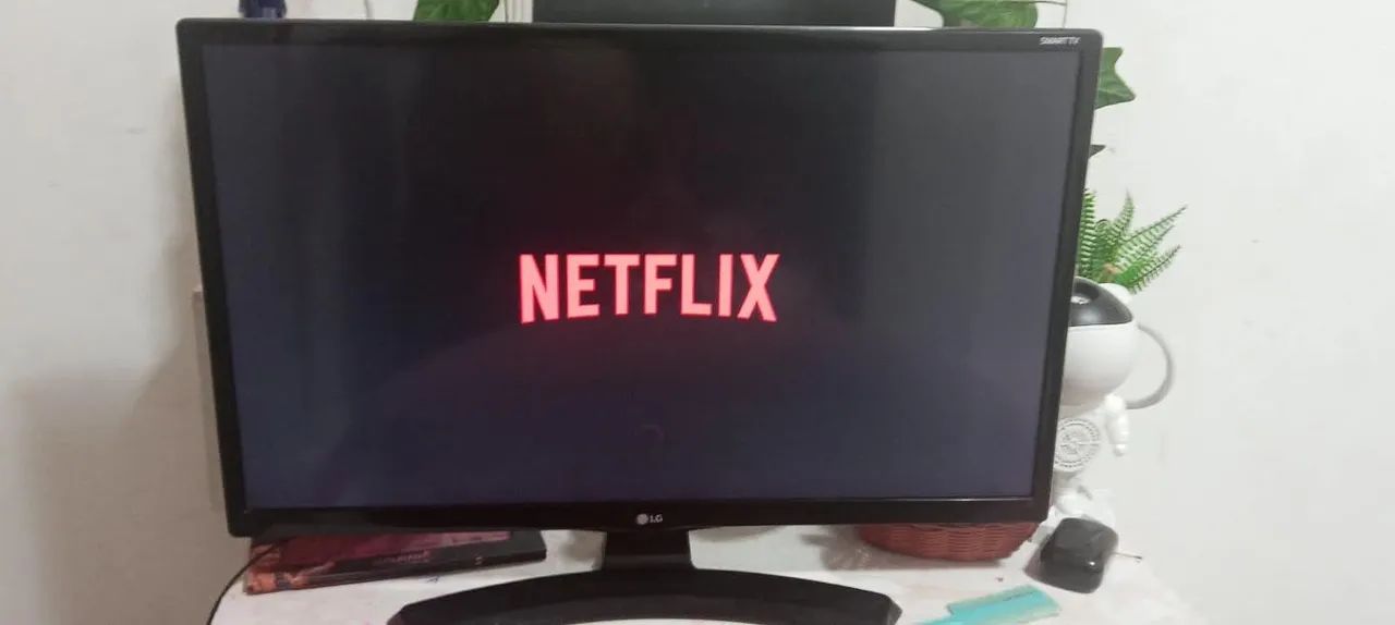 Vendo essa tv da marca LG de 33 polegadas SMART completa com pé e controle remoto  - Foto 4
