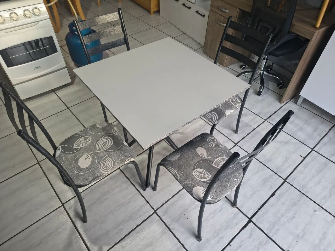 MESA COM TAMPO MDF + 4 CAD. BOTUCATU