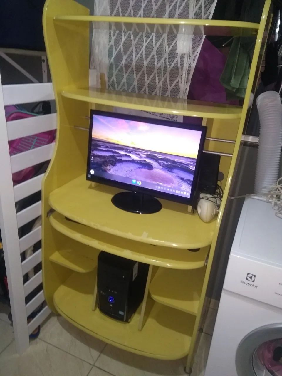VENDE computador completo com escrivaninha 