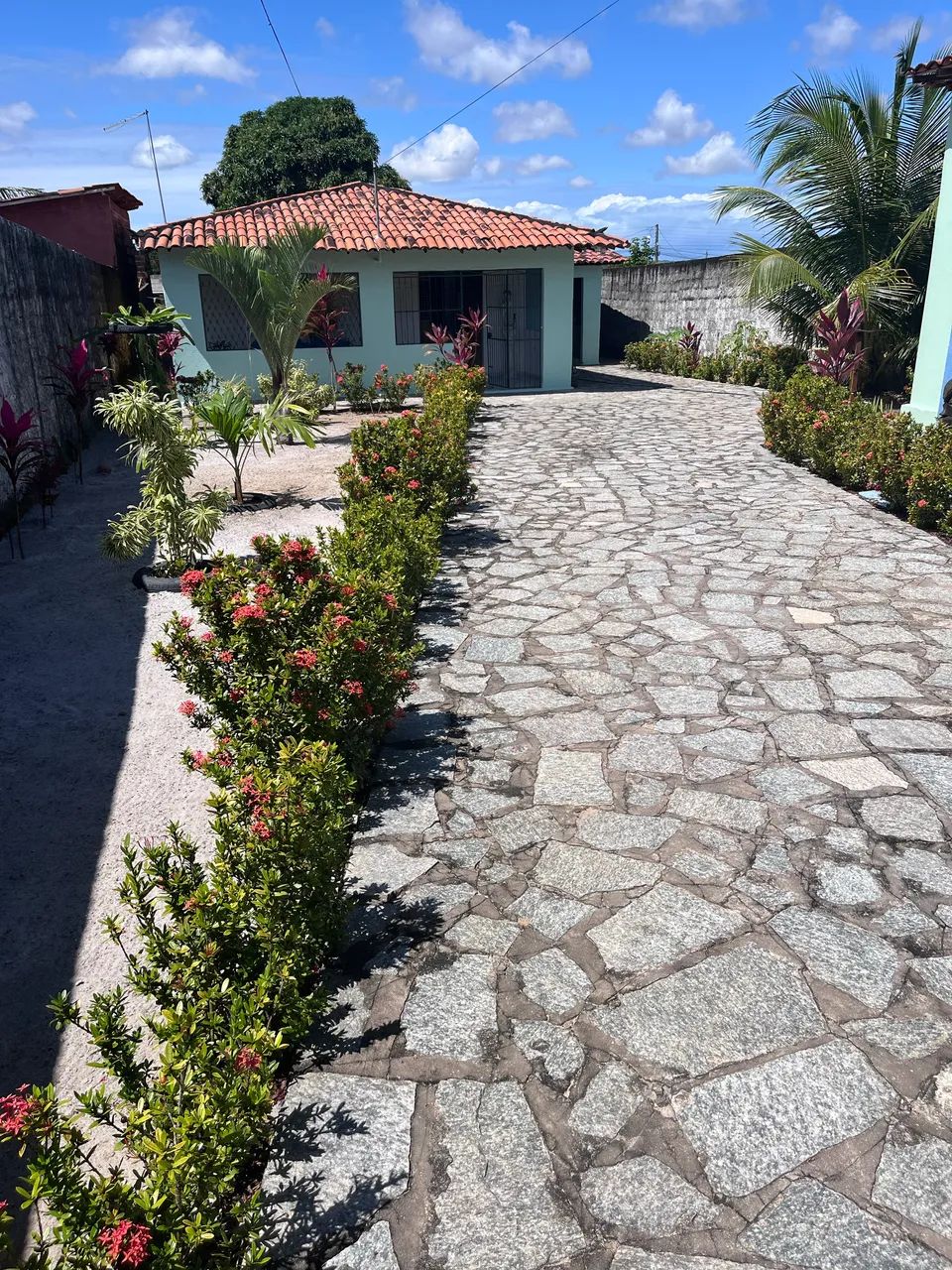 Casa no Conde-PB com ponto comercial com renda mensal.