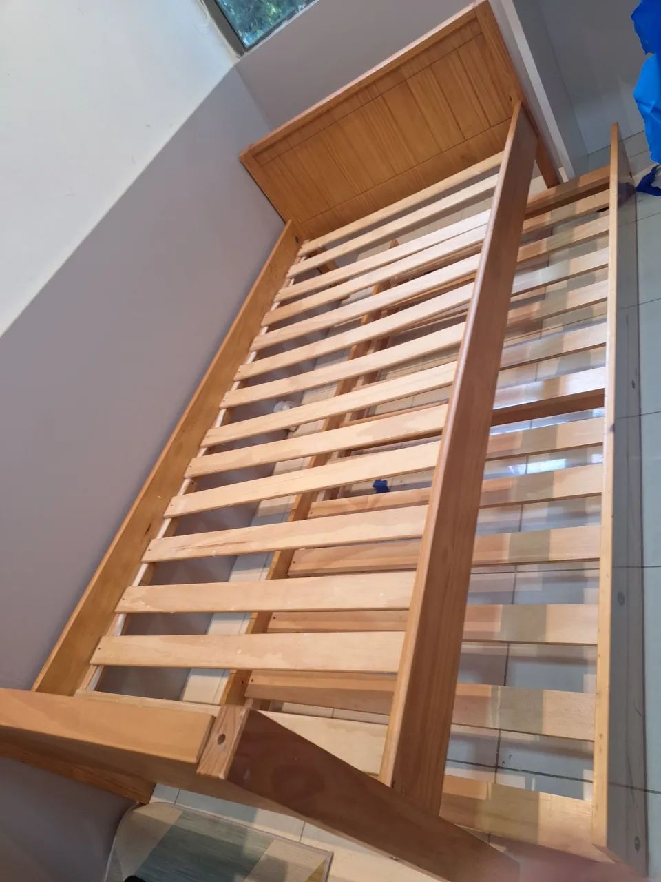 Cama de madeira solteiro com cama auxiliar 