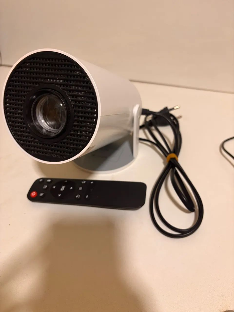 Mini Projetor Davely HY300 4K Android com Wi-Fi e Bluetooth - R$ 170 - Foto 3