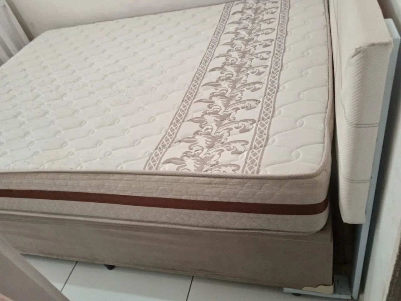 Cama de casal box com baú 