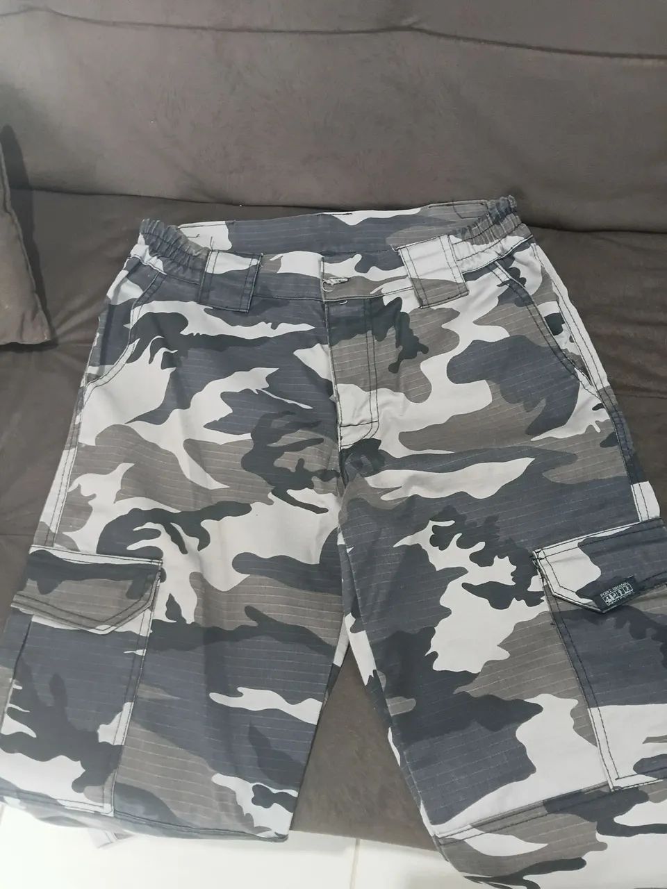 Calça cargo camuflada