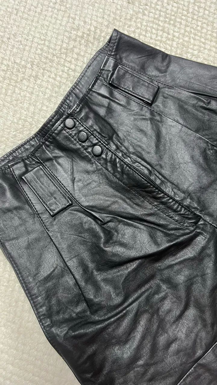 Shorts couro legítimo 
