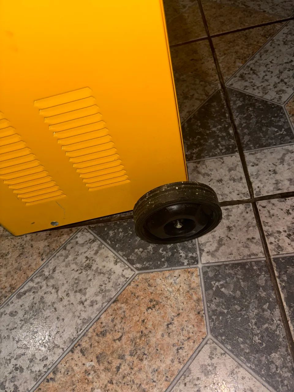 Vendo carregador de bateria de 12v e de 24v - Equipamentos Para ...