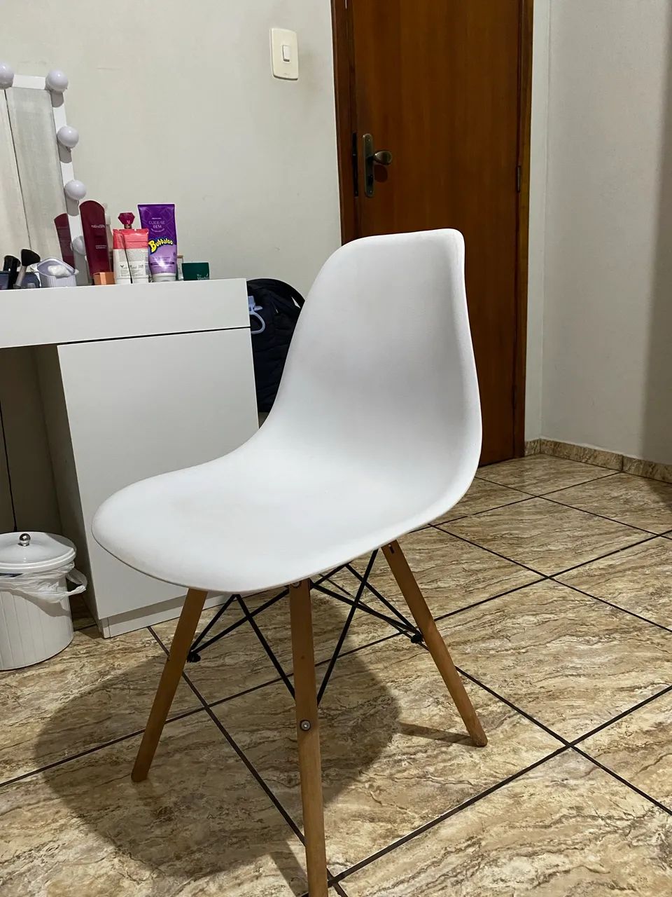 Cadeira branca  - Foto 2