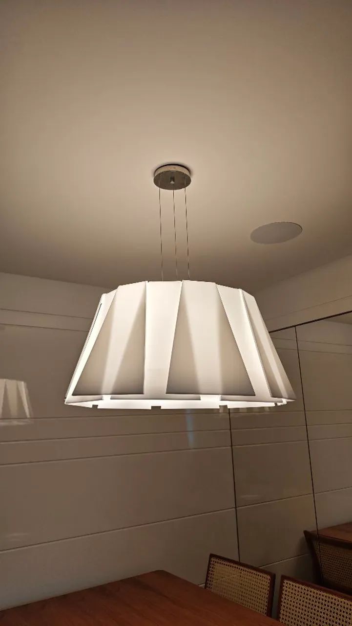 Luminária com design assinado.