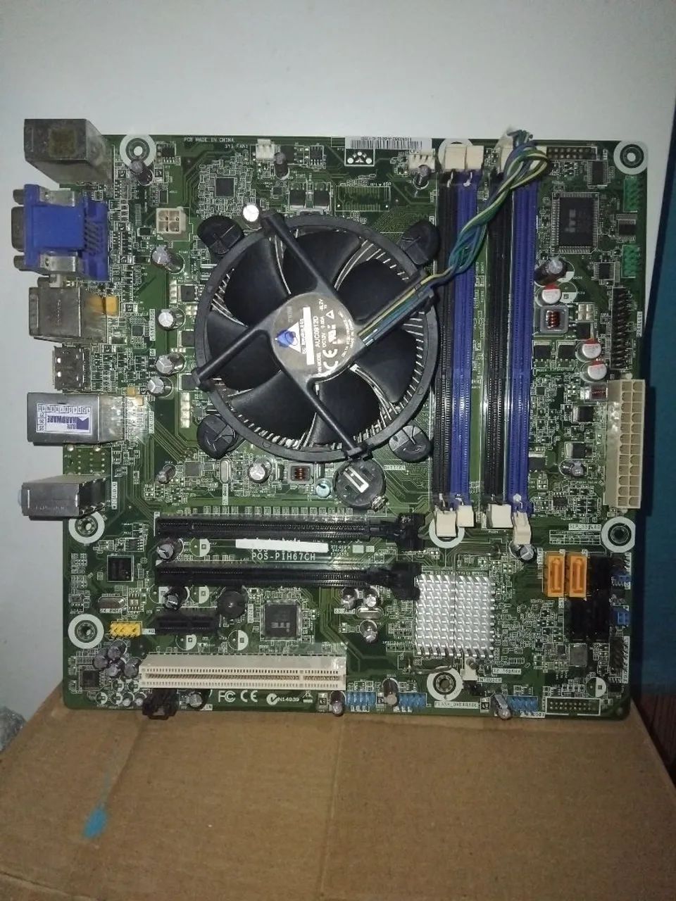 placa-mãe e placa de vídeo. A placa mãe tá com a bios corrompido e a de vídeo não funciona