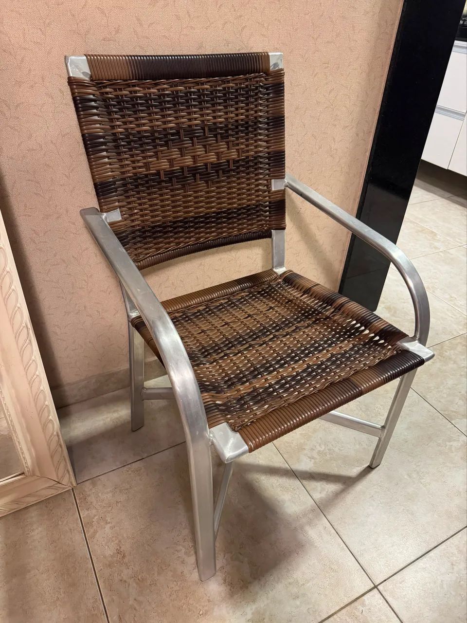 Mesa com 4 cadeiras de vidro com pés de alumínio  - Foto 2