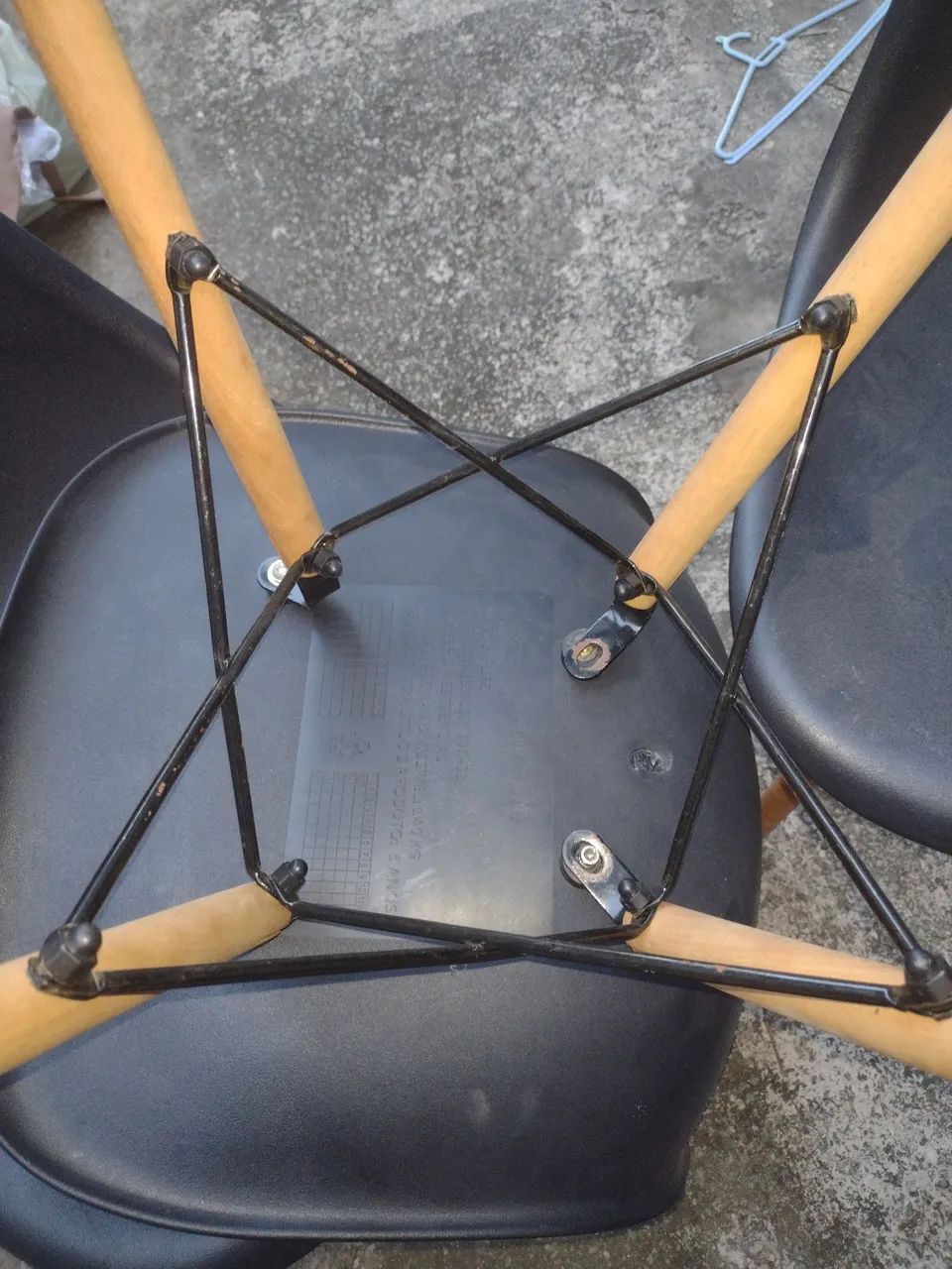 Cadeira Eames Eiffel Preta com Pés de Madeira  - Foto 2