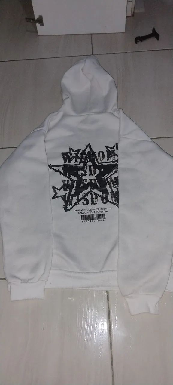 Moletom com capuz e caimento solto, material grosso estampa de estrela nas costas  P-M