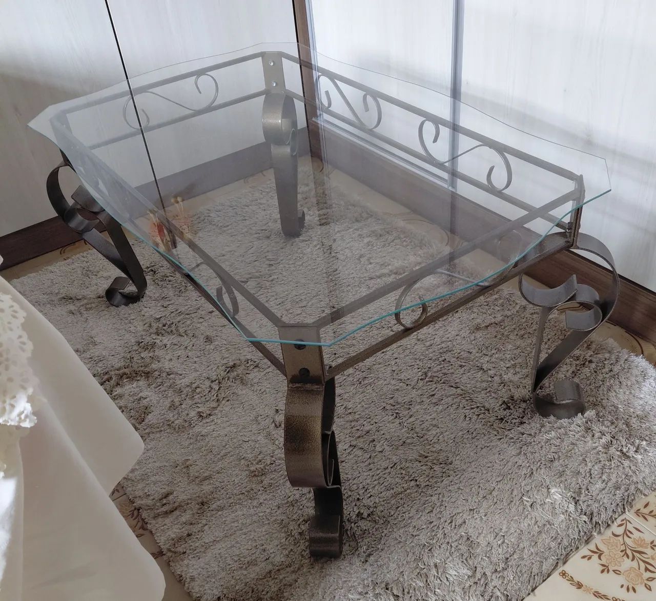 Mesa de centro - ferro trabalhado e vidro