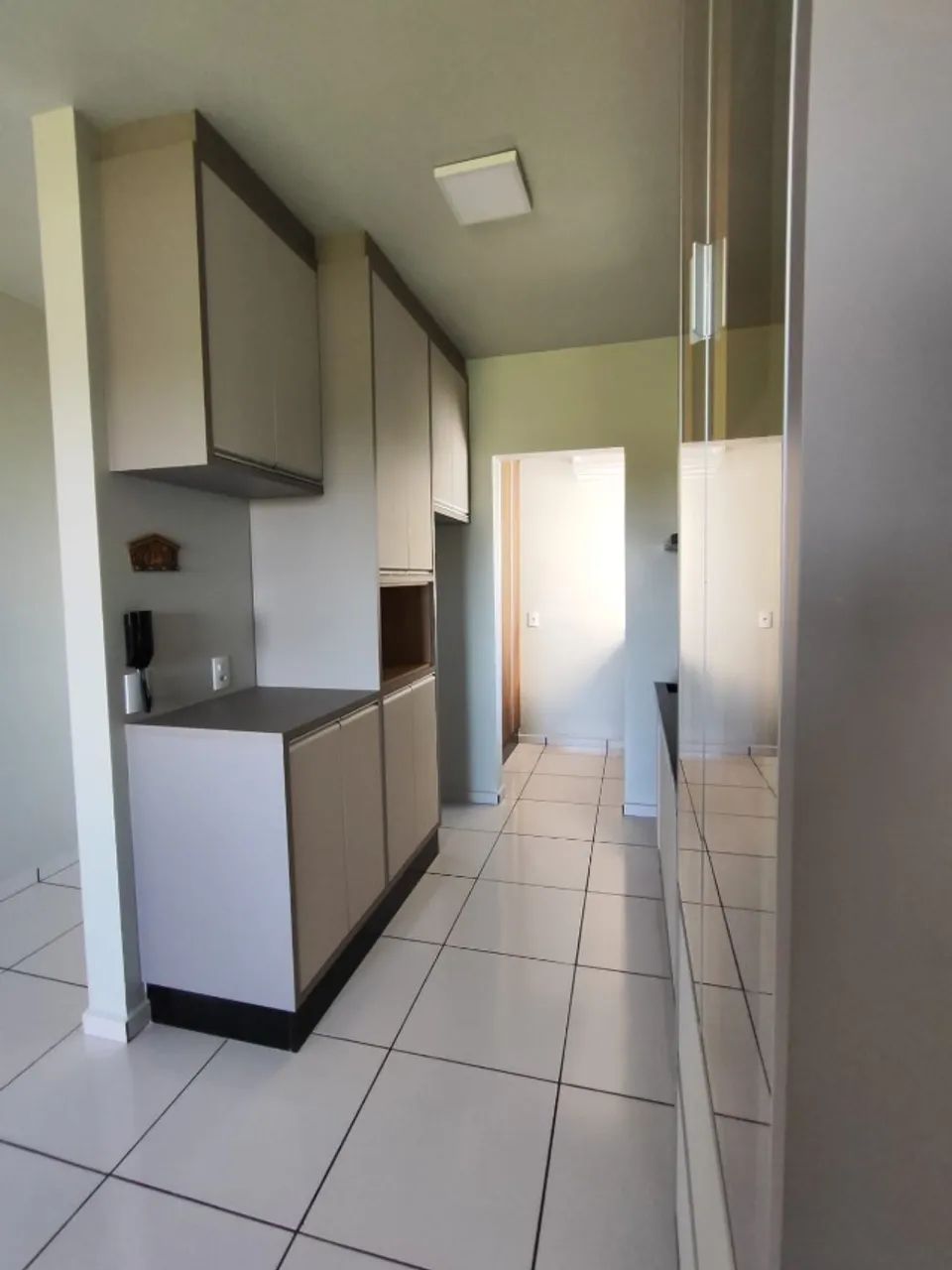 APTO COM 2 QUARTOS SALA, COZINHA E LAVANDERIA COM MOVEIS PLANEJADOS, 1 VAGA COBERTA - Foto 2