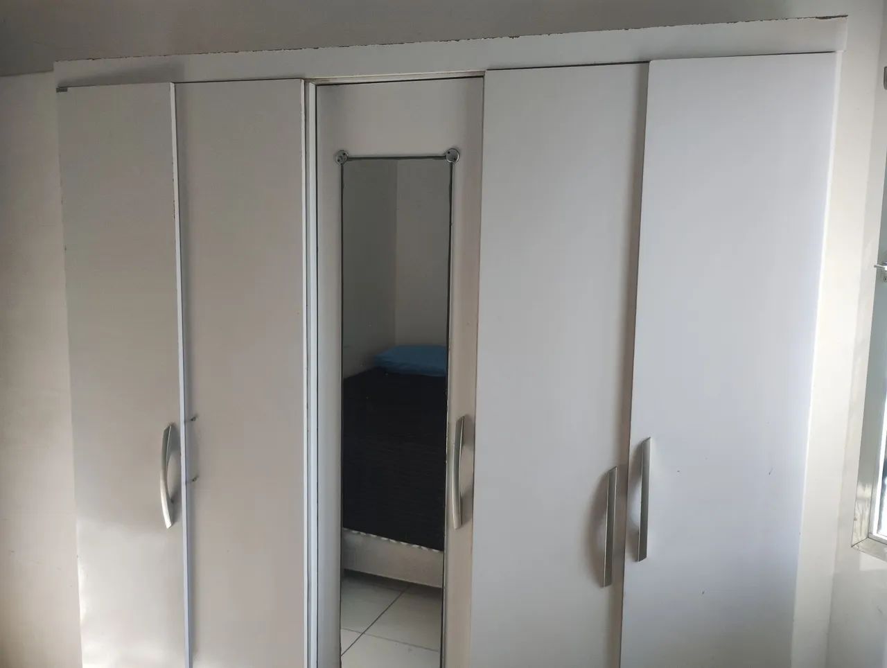 Guarda roupas 5 portas com espelho 